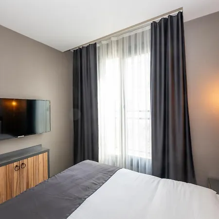 The Nirvanas Hotel *